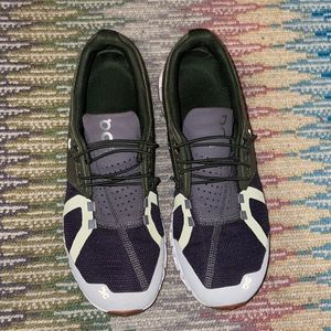 Worn a handful of times, like new On Cloud sneakers